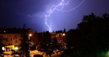 Burze, wiatr oraz intensywny deszcz w Koszalinie i regionie. Wprowadzono alert RCB