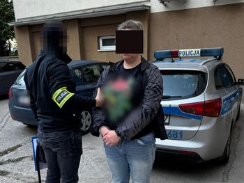 Warszawa: 41-latka aresztowana za narkotyki. W jej mieszkaniu policjanci znaleźli ponad kilogram amfetaminy