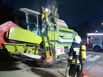 Śladków Mały: Tragiczny finał żniw. Rolnik poparzony w pożarze kombajnu