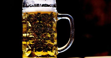 Dłuższy palec to więcej alkoholu. Zaskakujący trop naukowców