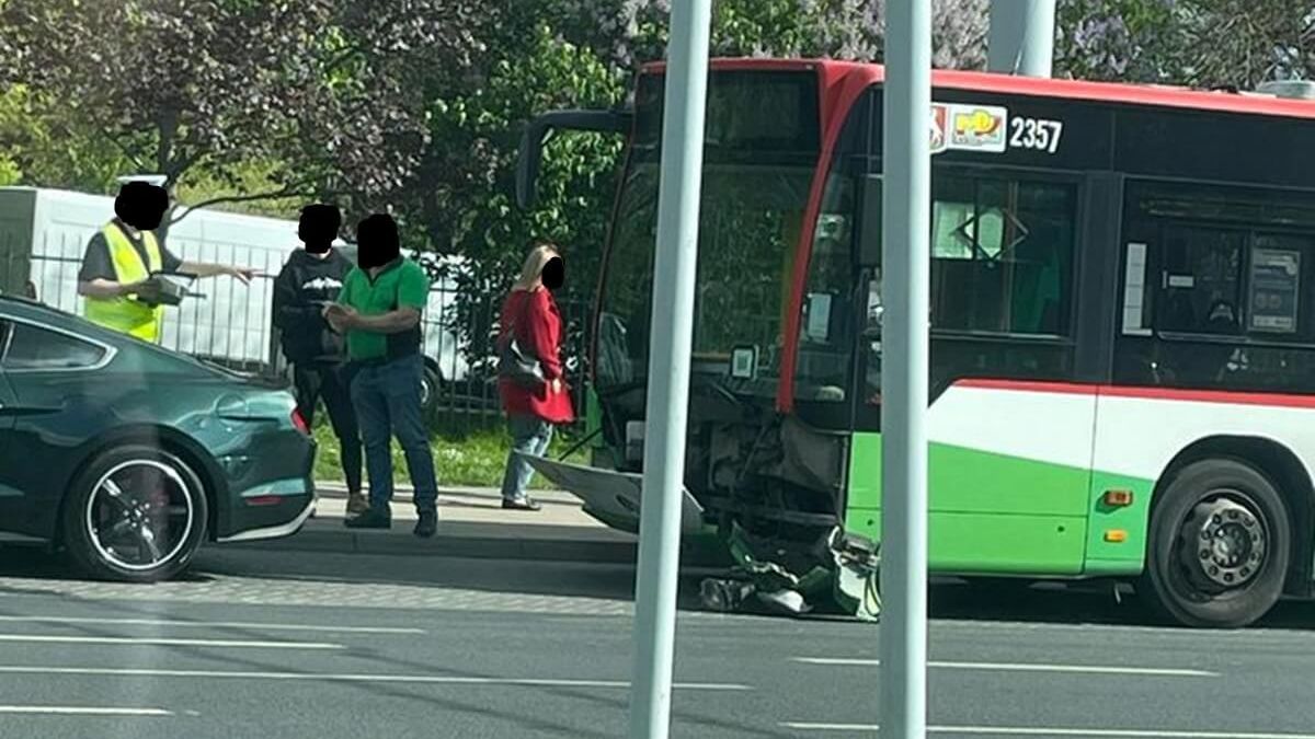 Zderzenie autobusu z mustangiem na ul. Lwowskiej