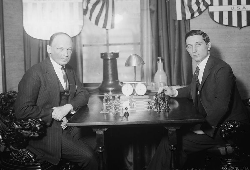 Ksawery Tartakower (z lewej) w czasie partii z Edwardem Laskerem źródło: wikipedia.org