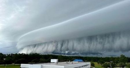 Mieszkańcy dostali alerty o burzy. Gdy nadchodziła, zobaczyli to