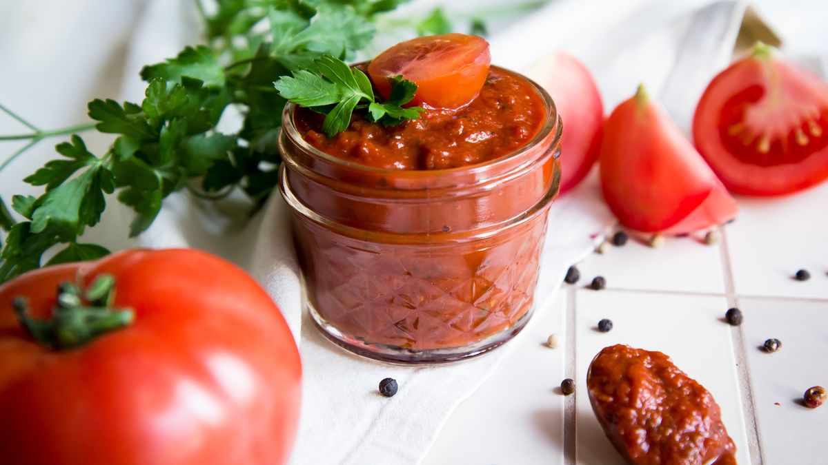 Domowy sos pomidorowy warto mieć zawsze w zapasie.  