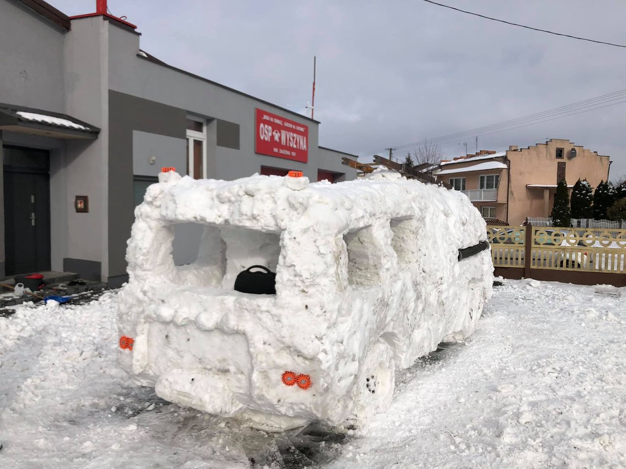 Wielkopolskie. Wyszna z nowym wozem strażackim. Ulepiono go ze śniegu