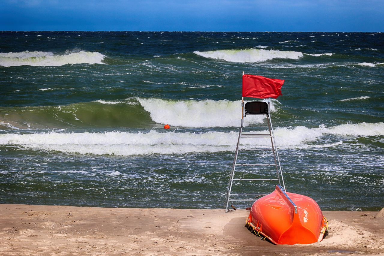 Łeba: Opiekun wszedł z dziećmi do wody przy zakazie kąpieli na niestrzeżonej plaży. Grupa zaczęła tonąć. "Cud, że udało ich się uratować"