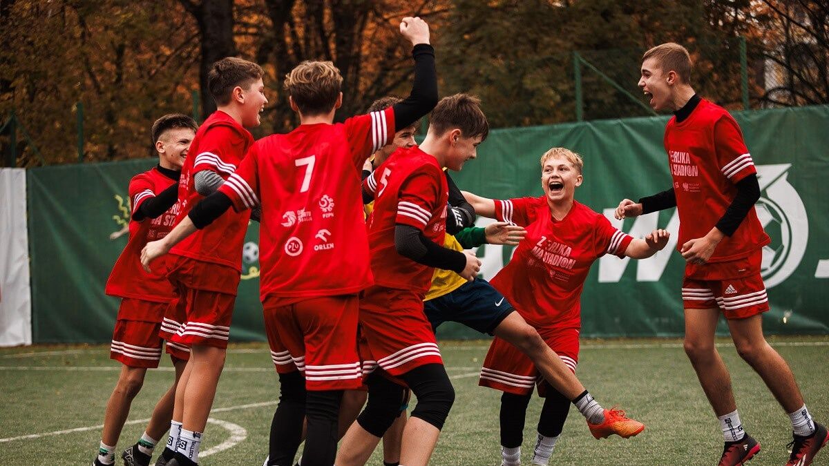 Radość drużyny piłkarskiej na orliku