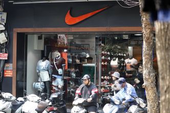 Giganci tracą na giełdzie. Trump uderzył w kraje, w których zatrudniają na potęgę