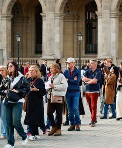 Tłumy przed Luwrem. Cztery dni po kradzieży muzeum otwiera się ponownie