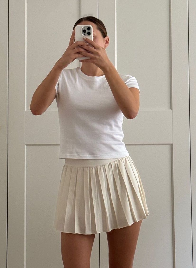 Pleated skirts can be worn with regular T-shirts, sporty sweatshirts, or polo shirts.
