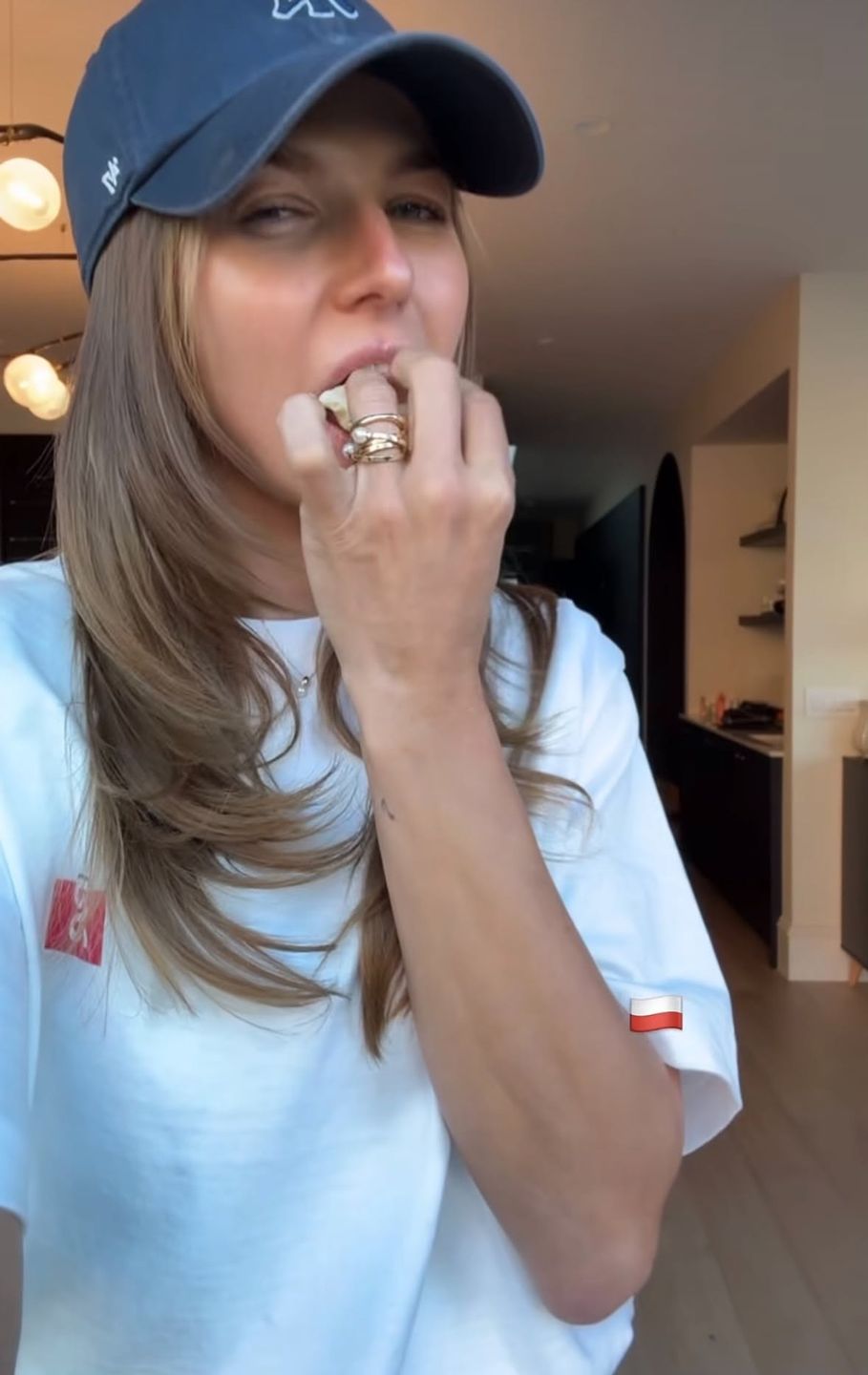 Anna Lewandowska zajada pierogi