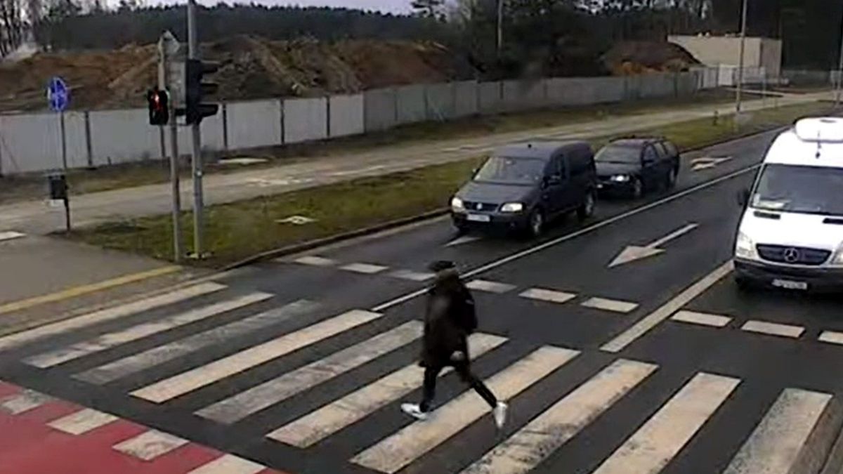 Pieszy przebiegający na czerwonym świetle. Takich przypadków też nie brakuje. Zwykle winni są jednak kierowcy 