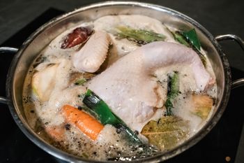 Wiesz, kiedy wyjąć mięso z rosołu? Wielu popełnia bład, a to kluczowe dla smaku i klarowności bulionu