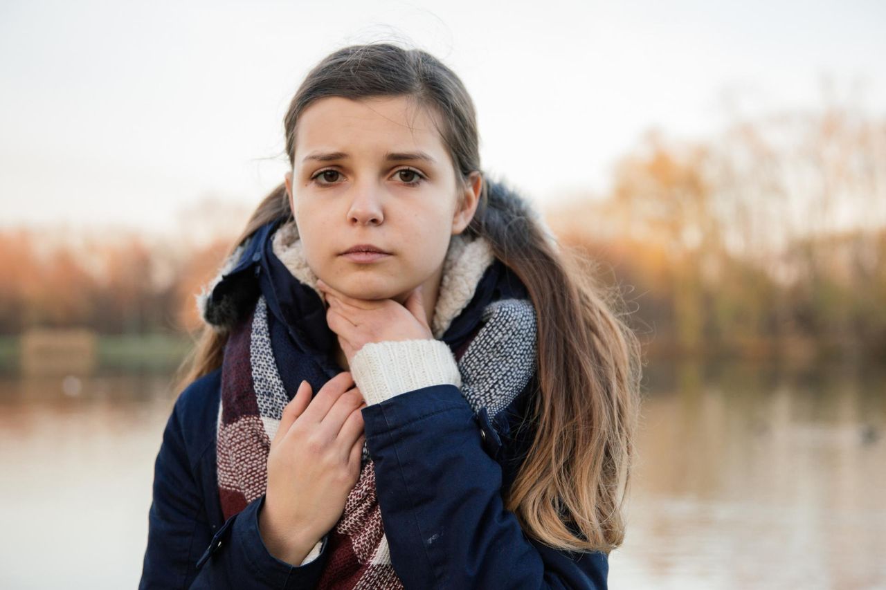 Drapanie w gardle – domowe sposoby na suchość w gardle. Jak nawilżyć gardło?