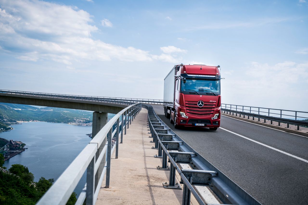 Nowy Mercedes-Benz Actros posiada wiele technologicznych innowacji, z których szczególnie jedno zaskakuje (fot. Daimler)