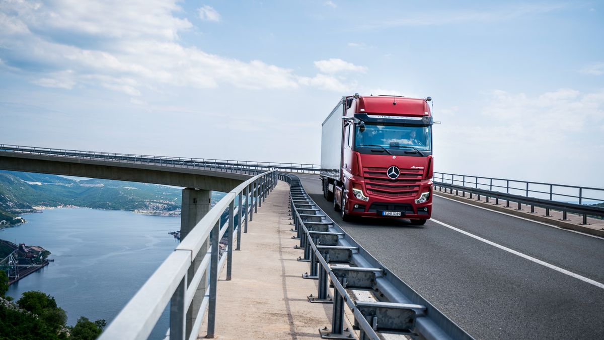 Nowy Mercedes-Benz Actros posiada wiele technologicznych innowacji, z których szczególnie jedno zaskakuje (fot. Daimler)