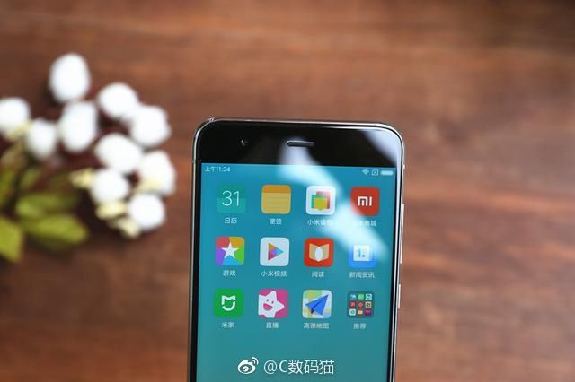 #wSkrócie: holograficzny smartfon RED-a na wideo, nowa wersja OnePlusa 5 i srebrny Mi 6 na zdjęciach 4