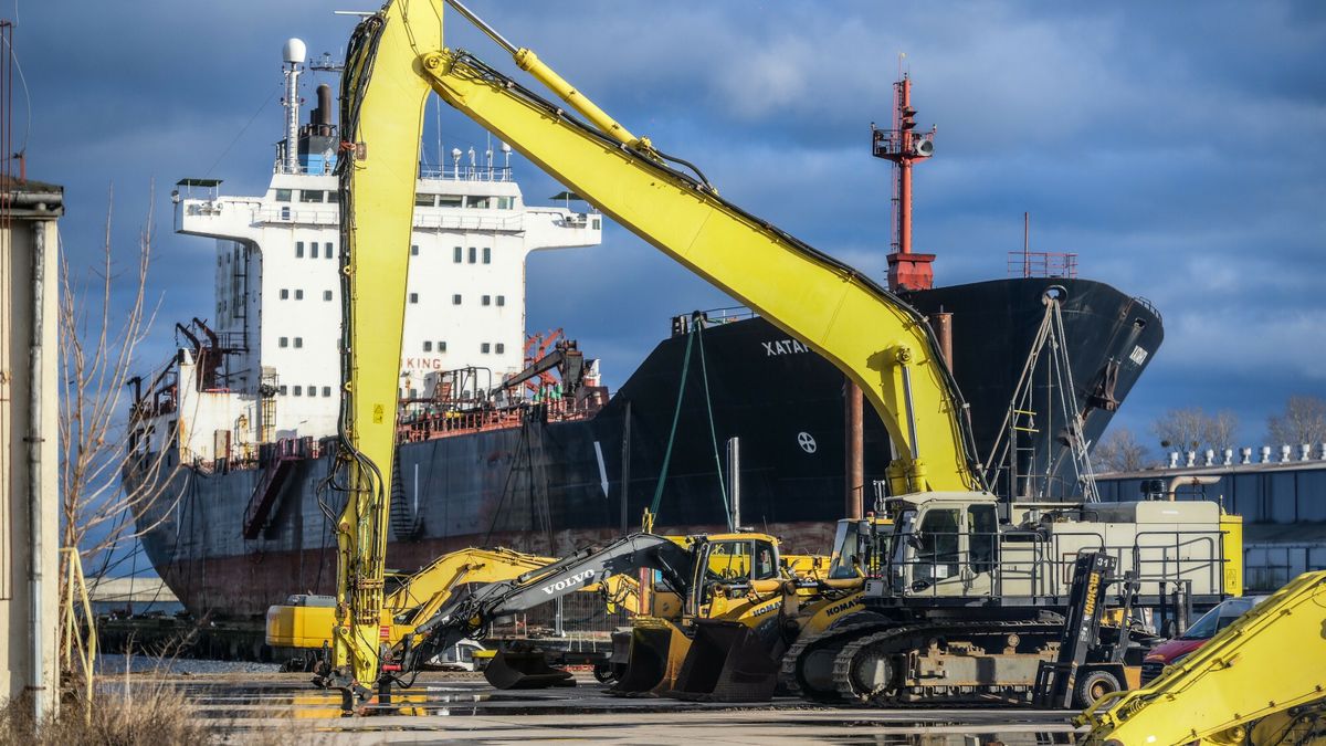 Tankowiec Khatanga w gdyńskim porcie, zdjęcie z lutego 2025 roku