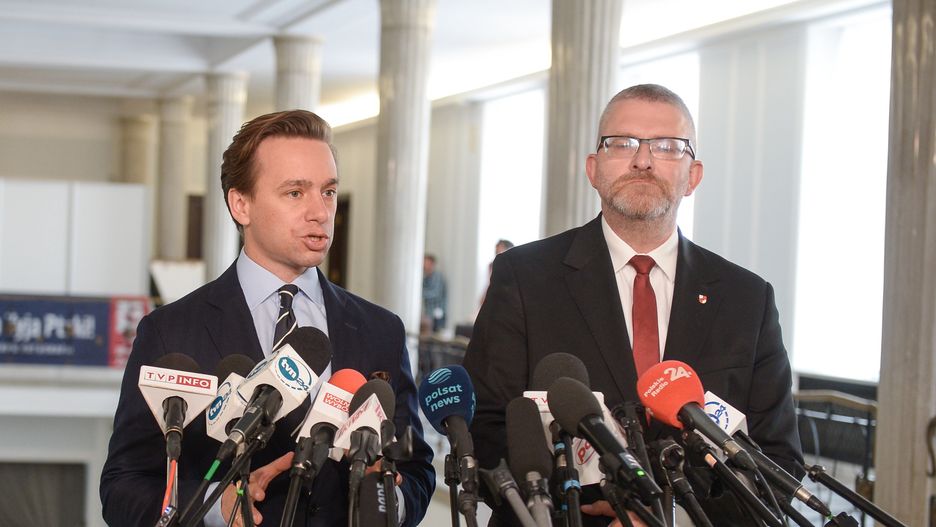 Krzysztof Bosak, Grzegorz Braun
Warszawa, 09.09.2024. Wicemarsza�ek Sejmu Krzysztof Bosak (P) oraz pose� Konfederacji Grzegorz Braun (P) podczas konferencji prasowej pt. "Adam Bodnar do dymisji" w Sejmie w Warszawie, 9 bm. (jm) PAP/Marcin Obara
Marcin Obara
10, 10., kadencja, kadencji, Konfederacja, konferencja, politycy, polityka, portret, prasowa, sejm, sejmie, X, konferencja konferencji, prasowa prasowej