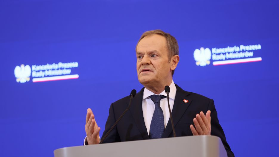 Warszawa, 15.01.2024. Premier Donald Tusk podczas konferencji prasowej w KPRM w Warszawie, 15 bm. Premier Tusk ogłosił m.in. termin wyborów samorządowych, które odbędą się w dniach 7 i 21 kwietnia br. (mr) PAP/Leszek Szymański