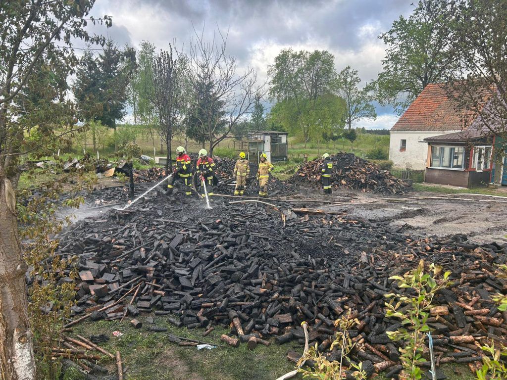 Nocny pożar w Dębogórze. Budynek gospodarczy doszczętnie spłonął
