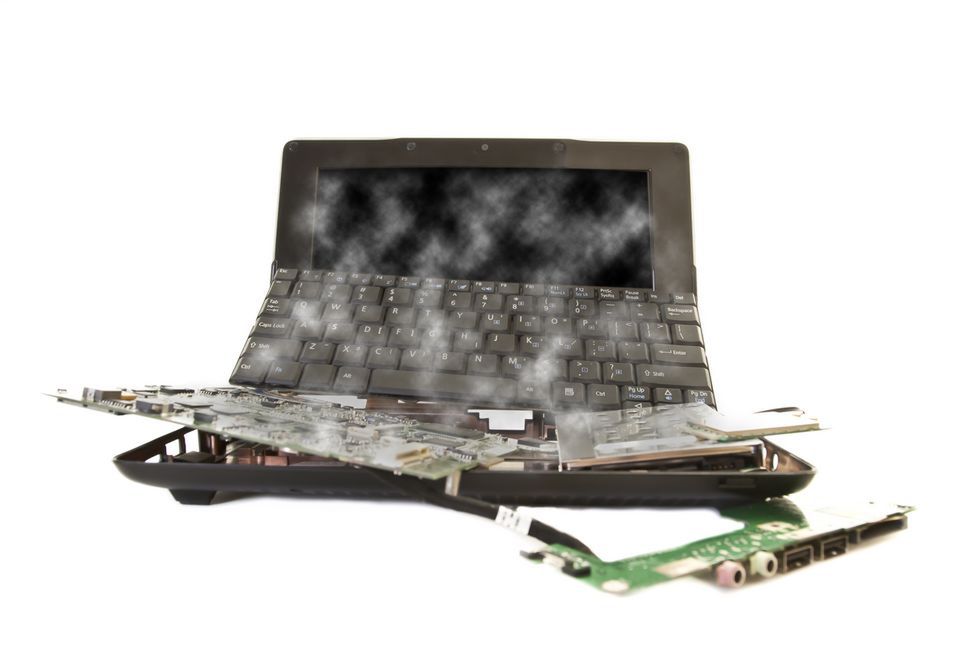 Zdjęcie uszkodzonego laptopa pochodzi z serwisu Shutterstock