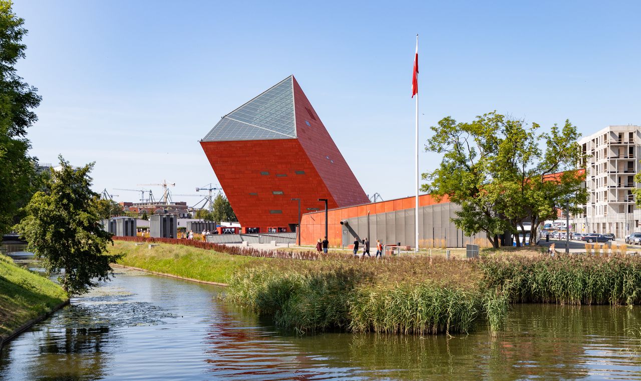 Budynek Muzeum II Wojny Światowej wyróżnia się swoim wyglądem i nowoczesnością 