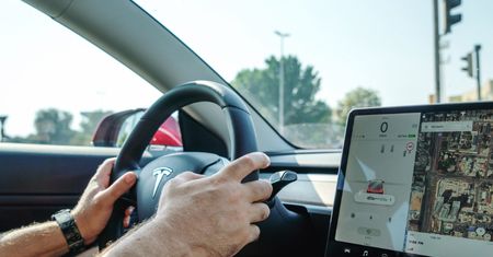 Zobacz, jak Tesla ratuje życie kierowców i… wszystkich dookoła
