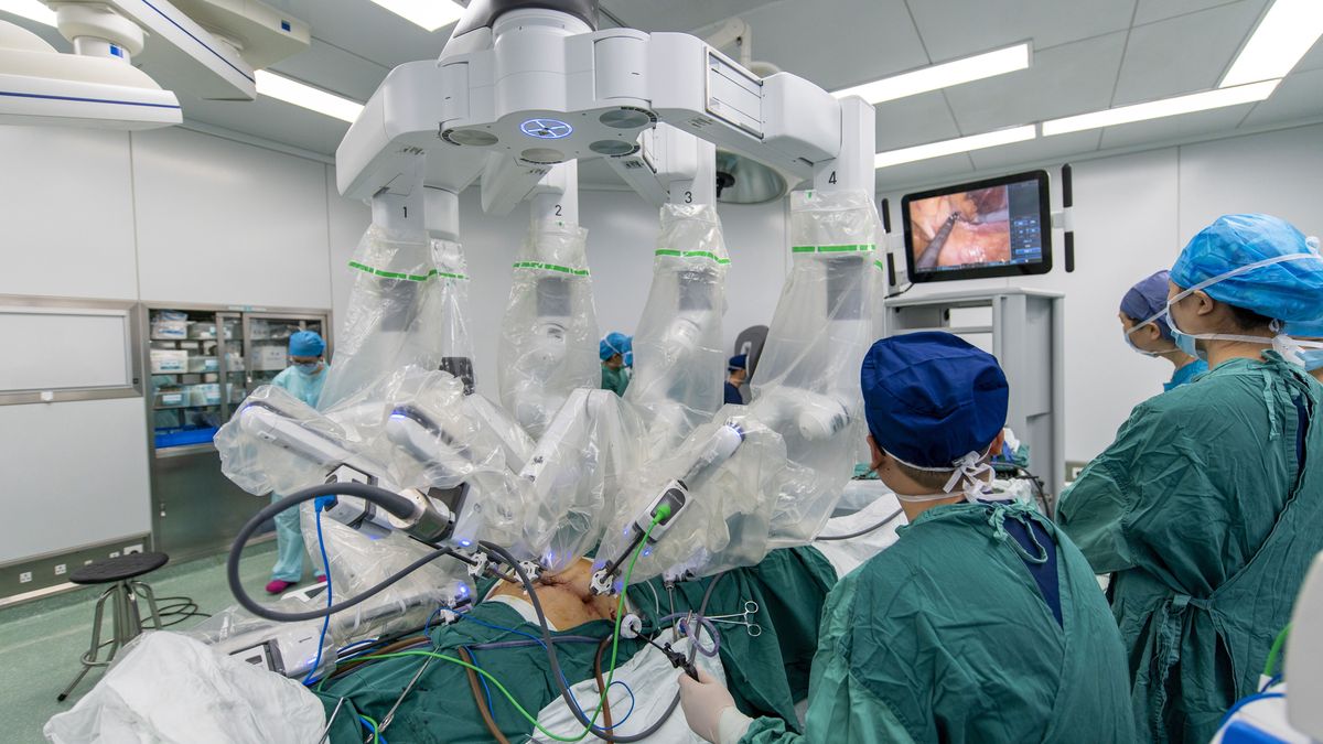 Operacja z użyciem robota chirurgicznego (zdjęcie ilustracyjne)