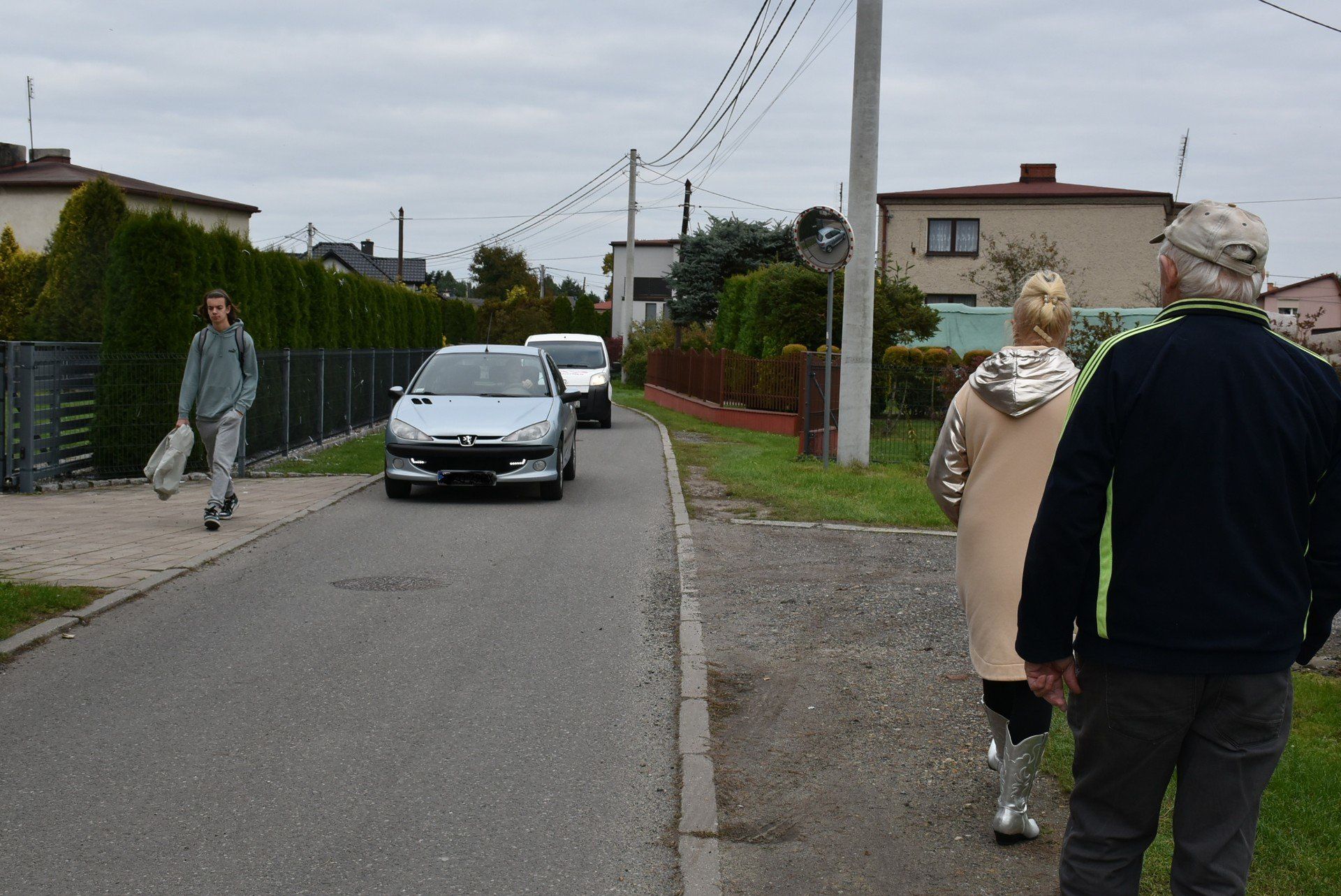 Żorski ratusz &#34;z radością&#34; poinformował, że &#34;zakończyła się budowa długo wyczekiwanej inwestycji drogowej w Rowniu