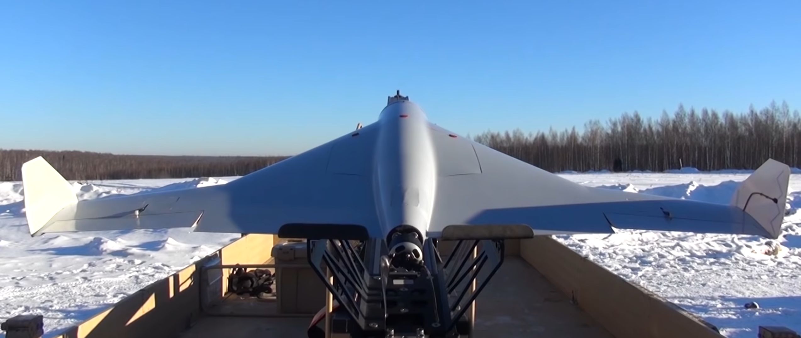Dron KUB BLA umieszczony w katapulcie startowej. 