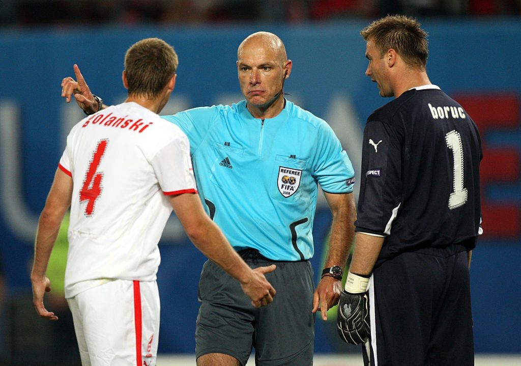 Na zdjęciu: Howard Webb w rozmowie z reprezentantami Polski podczas meczu Austria - Polska na Euro 2008