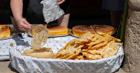 Hiszpańskie "pizza", pączki i czekoladki z cebulą. Tradycyjne przepisy na karnawał