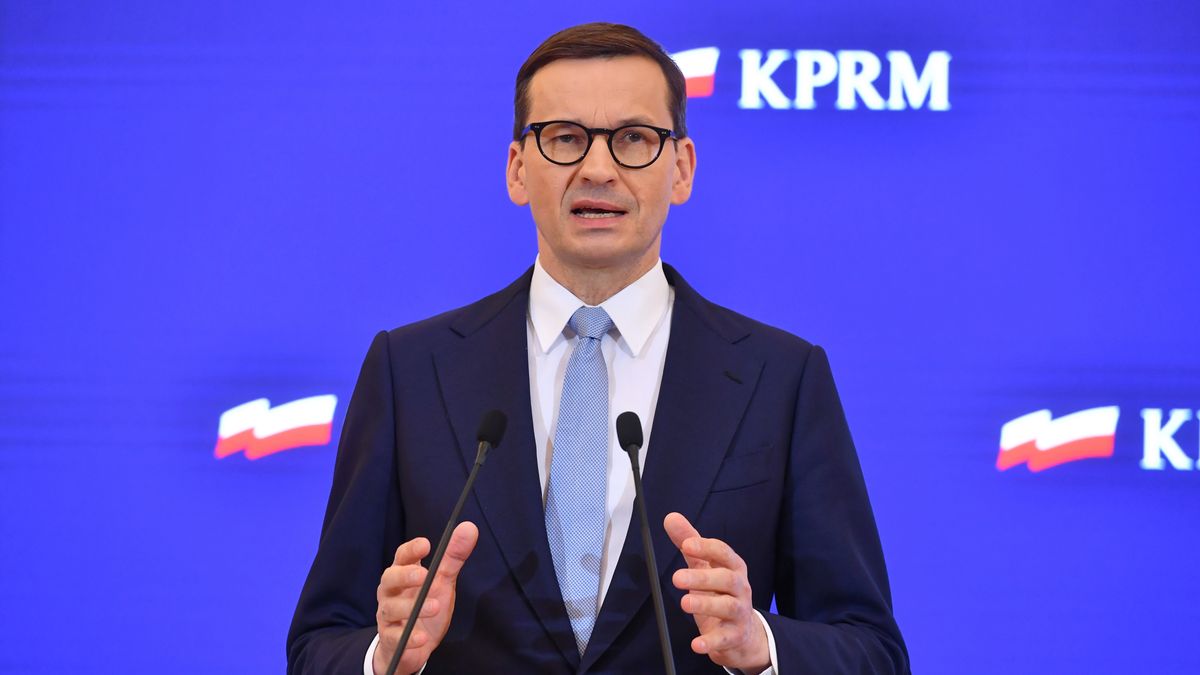 Warszawa, 22.04.2022. Premier Mateusz Morawiecki podczas konferencji prasowej w KPRM w Warszawie, 22 bm. Rząd przyjął projekt nowelizacji ustawy o PIT, który zakłada obniżenie od 1 lipca br. dolnej stawki tego podatku z 17 do 12 proc. (mr) PAP/Piotr Nowak