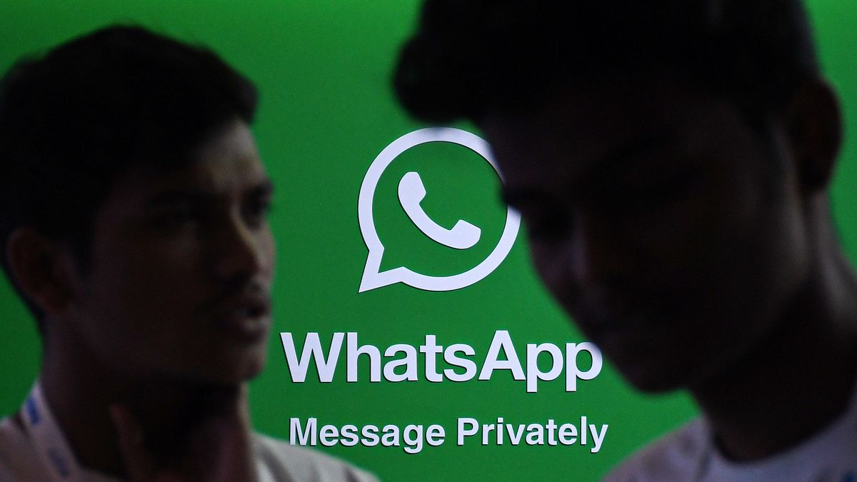 MUMBAI, MAHARASHTRA, INDIA - 2022/09/20: People are seen standing near the WhatsApp logo during the Global Fintech Fest in Mumbai. Global Fintech Fest (GFF) is held from 19th-22nd September 2022 to promote sustainable finance globally and engage participants with public and private companies in the discussion, tech talks, product showcases and bring everyone on a single platform to build a sustainable and inclusive world. (Photo by Ashish Vaishnav/SOPA Images/LightRocket via Getty Images)