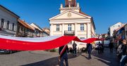Konin: Święto Niepodległości. Przenieśli ulicami ponadstumetrową flagę