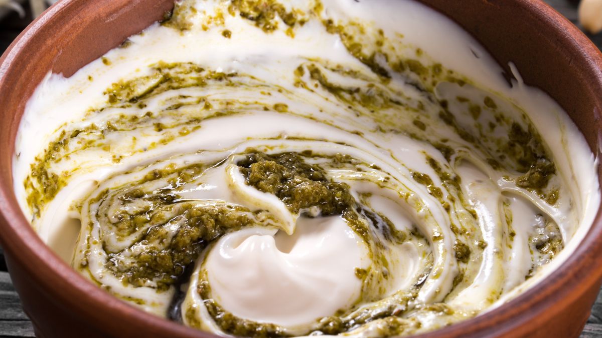 Zrób ziołowy twarożek z gęstego jogurtu i pesto