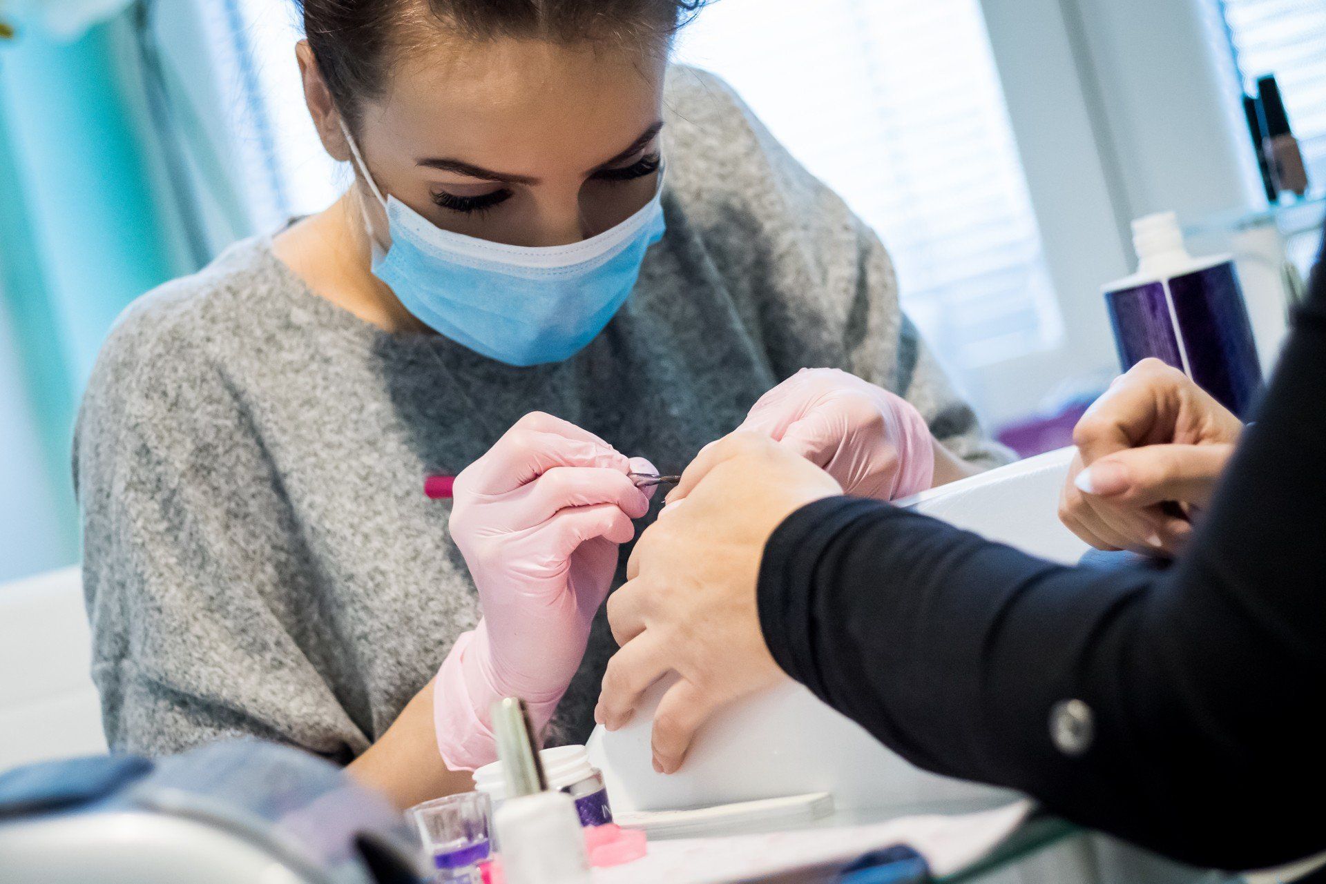 Hybrydowe paznokcie pozostaną na topie. Ulubione stylizacje klientek będą robione w salonach przy użyciu bezpiecznych produktów, niezawierających TPO. 