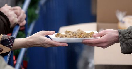 Emeryci chcieli zamówić bigos. W porę dostrzegli drobny druczek
