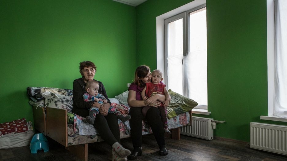 Wojna w Ukrainie - ?ycie codzienne przesiedle?c�wNOVOMOSKOVSK, UKRAINE - MARCH 19: Refugees from Donbas are hosted at the refugee collection center set up in a camping village for children in the countryside in Novomoskovsk, Ukraine on March 19, 2022. Andrea Carrubba / Anadolu Agency/ABACAPRESS.COMAA/ABACA