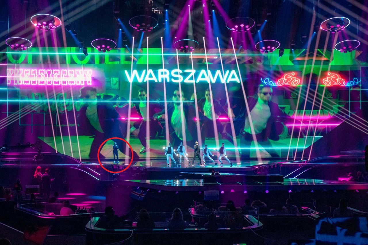 Paweł Skiba podczas występu Rafała Brzozowskiego na Eurowizji