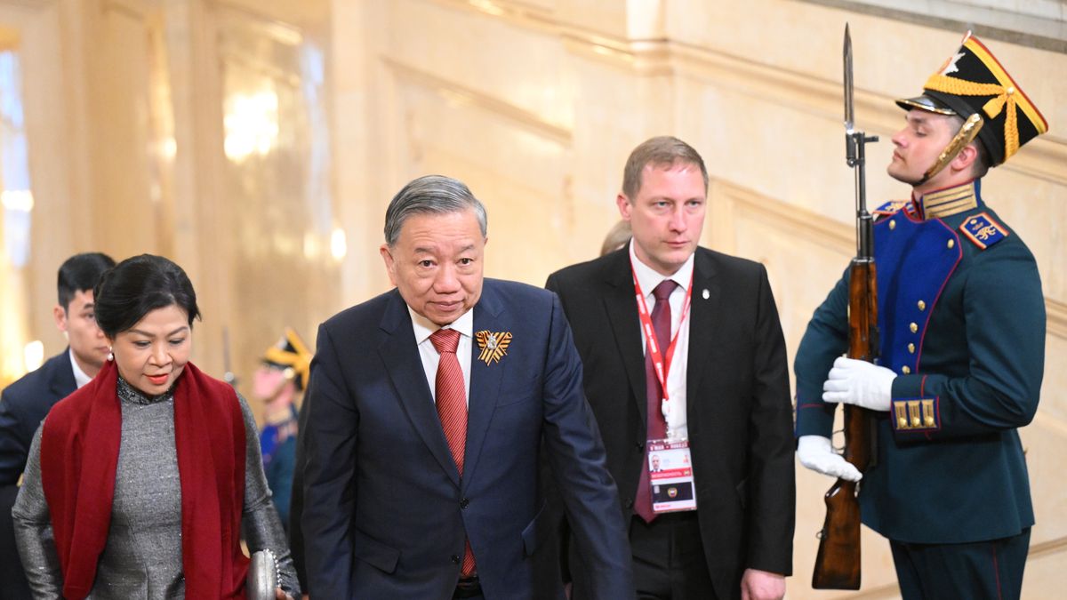 A handout photo made available by Photo Host Agency RIA Novosti shows Secretary General of the Communist Party of Vietnam To Lam (C) arriving for a gala concert held for heads of foreign delegations attending celebrations to mark Victory Day in Moscow, Russia, 08 May 2025. Russia will mark the 80th anniversary of the victory in World War II over Nazi Germany and its allies on 09 May Moscow time. EPA/ALEXANDR KRYAZHEV / HOST PHOTO AGENCY RIA NOVOSTI HANDOUT HANDOUT EDITORIAL USE ONLY/NO SALES Dostawca: PAP/EPA.