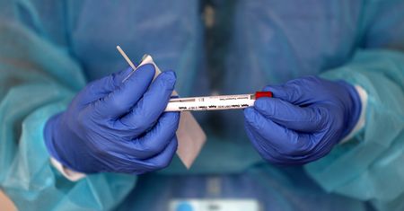 Koronawirus. Nowy sposób na wykonanie testu. Wymyślono go w Chinach