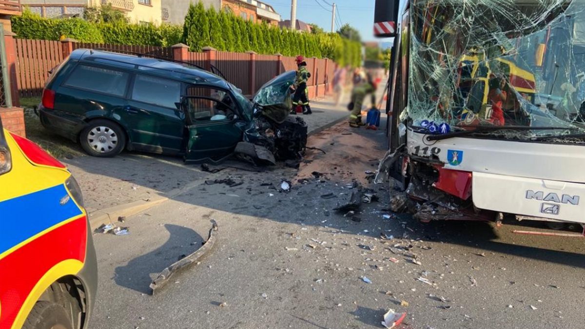 Autobus zderzył się z samochodem osobowym