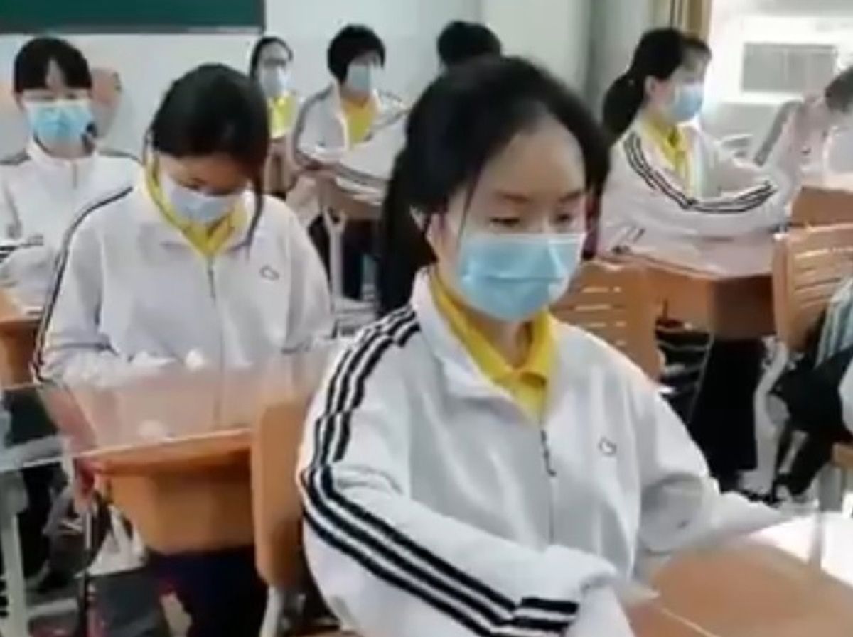 W Wuhan dzieci wróciły do szkół. Ale lekcje wyglądają inaczej. Zdjęcia obiegły świat