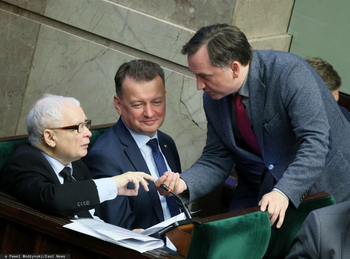 Jarosław Kaczynski, Mariusz Błaszczak i Zbigniew Ziobro w Sejmie, 2023 r.