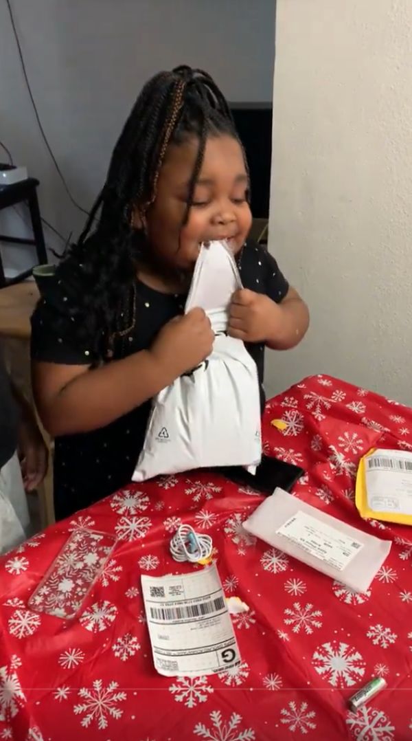 Dziewczynka dostała paczkę z herbatą odchudzającą 