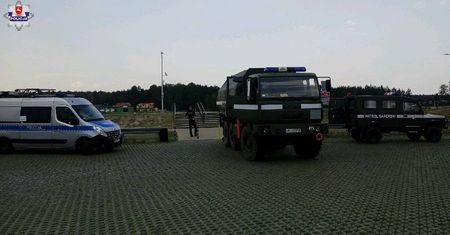 Podczas kąpieli w zalewie Bojary znaleźli granat. Ewakuowano całą plażę