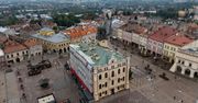 Jarosław: Odsłonięto odnowioną elewację frontową ratusza