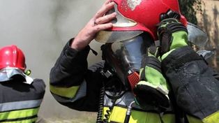 Pożar wiaty śmietnikowej w Radomiu przy ulicy Czarnoleskiej, spaliły się też dwa samochody